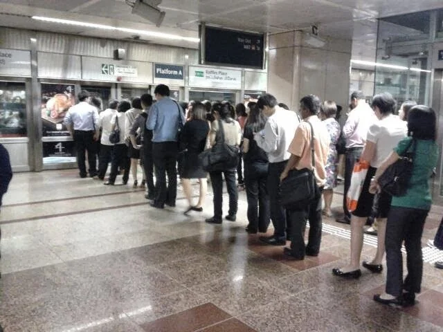Mesmerizing Singaporeans Queue Up To Buy Gold As Prices Plunge Capture in 4K