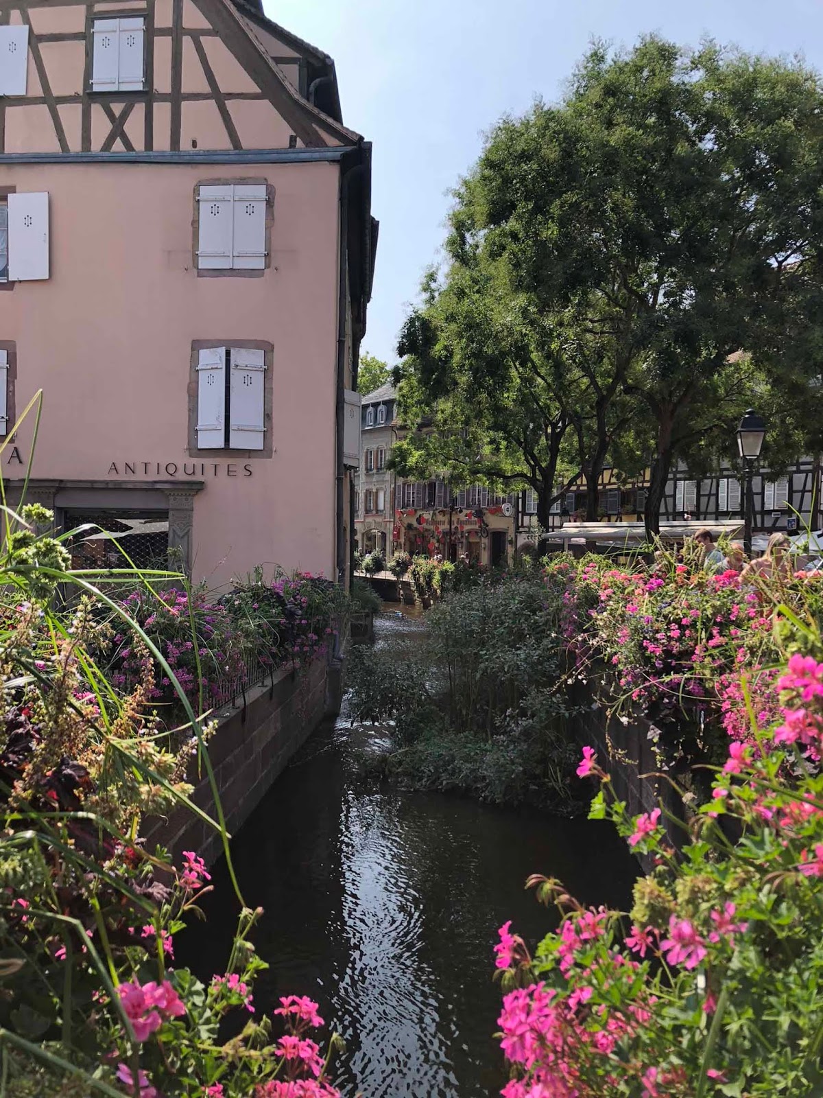 Kaupungin halki virtasi tunnelmallinen kanaali Colmar France Ranska
