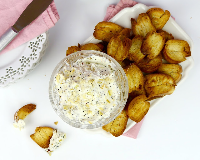 Easy "Everything Bagel" Cream Cheese Dip with Bagel Chips The Lindsay Ann