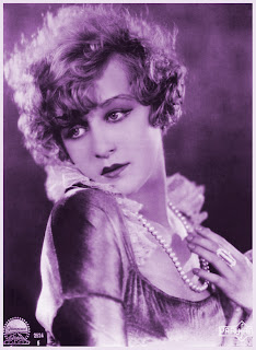 chica vintage con collar de perlas en violeta
