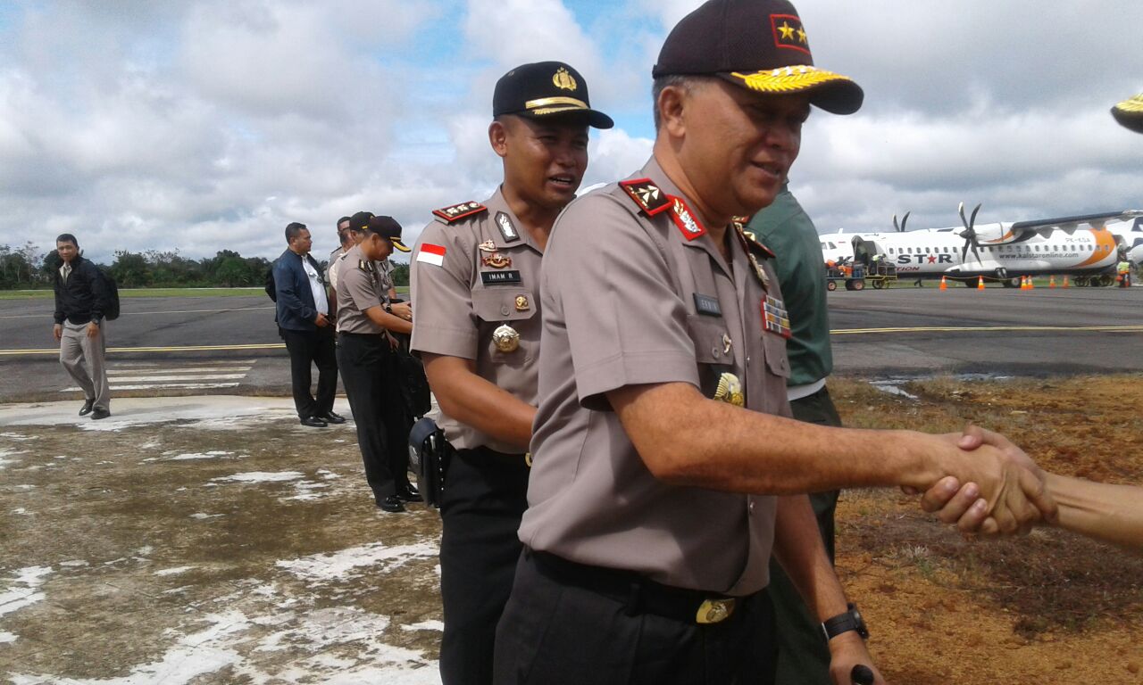 Kapolda Kalbar Tiba di Bandara Pangsuma Putussibau - Berita Uncak