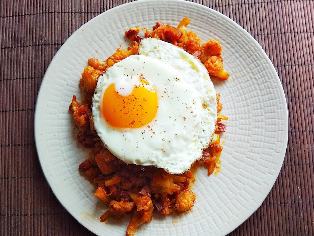 COLIFLOR CON JAMÓN Y PIMENTÓN CON HUEVO A LA  PLANCHA