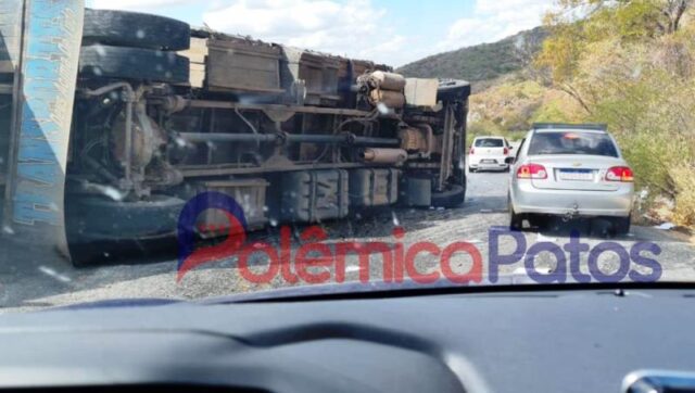 Caminhão tomba na Serra do Teixeira na tarde desta sexta-feira