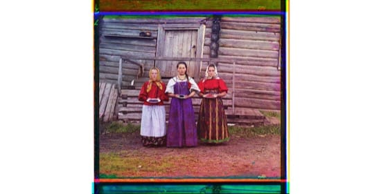 Chicas ofreciendo frutos a unos visitantes en su casa. 1909. Foto de Sergeĭ Mikhaĭlovich Chicas ofreciendo frutos a unos visitantes en su casa. 1909. Foto de Sergeĭ Mikhaĭlovich