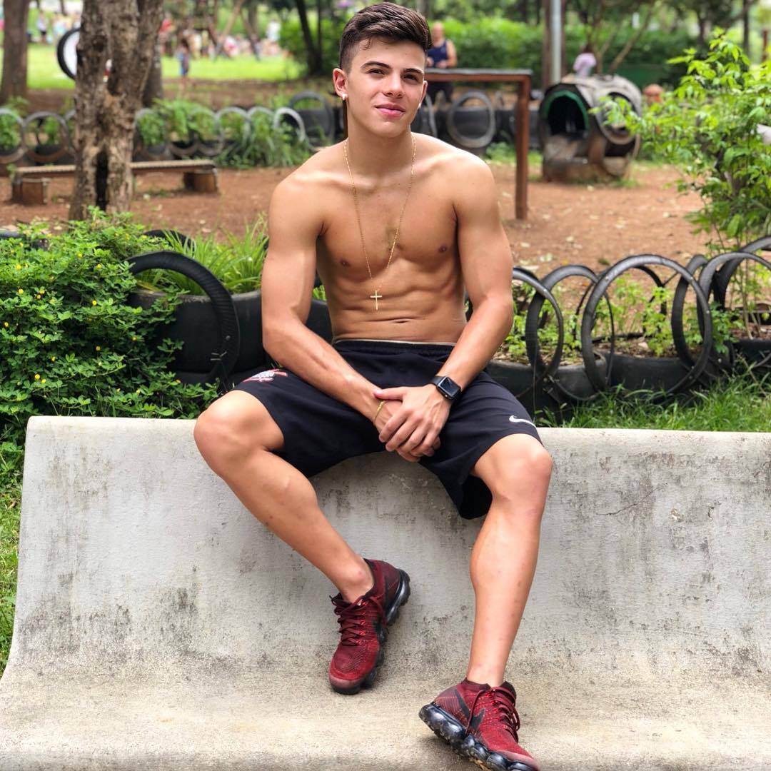 WE LOVE HOT GUYS Take off the shirt!