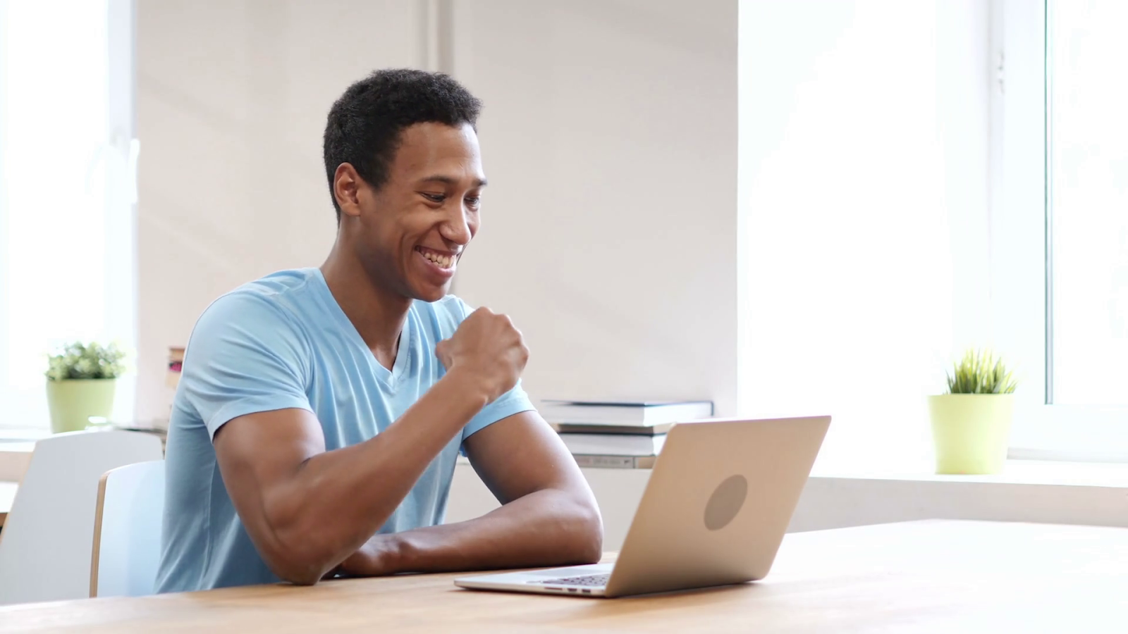 I work at an office. Successful Black man. Happy Black man. Американский фриланс. Man with Laptop.