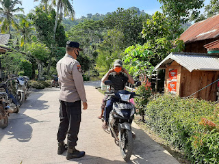 Oprasi Yustisi Kali Ini Kapolsek Curio Bersama Bhabinkamtibmasnya Beraksi Di Jalan Pelosok Desa