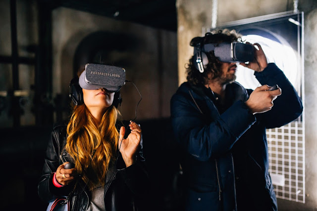 Foto von zwei Personen, die VR Dancefloors testen