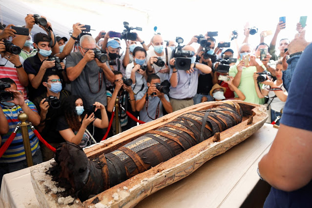 Fotografias da exposição dos sarcófagos de 2.500 anos descobertos no Egito Sarcófagos com 2.500 anos expostos no sítio arqueológico em Saqqara