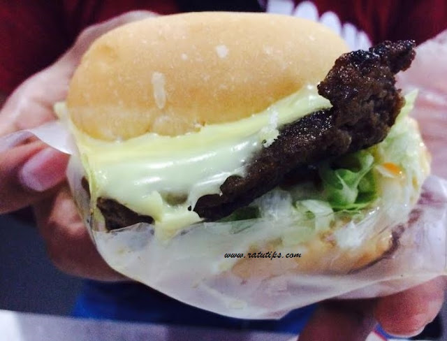 Review Makan Burger Extra Large di Blenger Burger, Gede Bangetz!