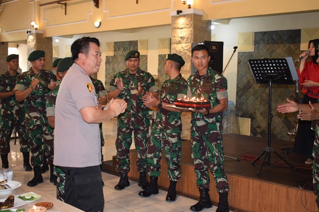 ”ULANG TAHUN KE 42 KAPOLRES BONDOWOSO MENDAPAT SURPRISE  DARI DANYONIF RAIDER 514 KOSTRAD”