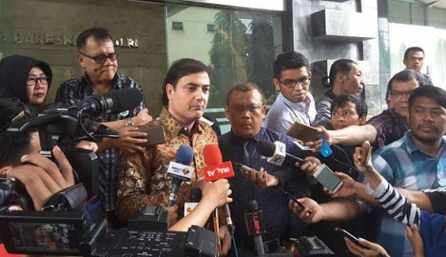 Sam Aliano Pamer Cincin Rp 600 Juta Sam Aliano Pamer Cincin Rp 600 Juta