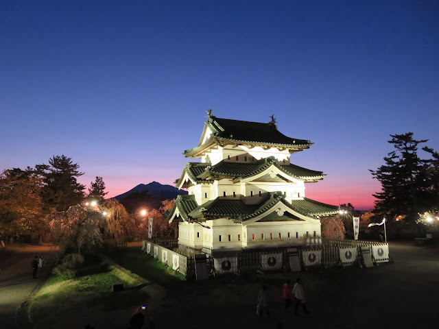 幻想的な弘前城と岩木山