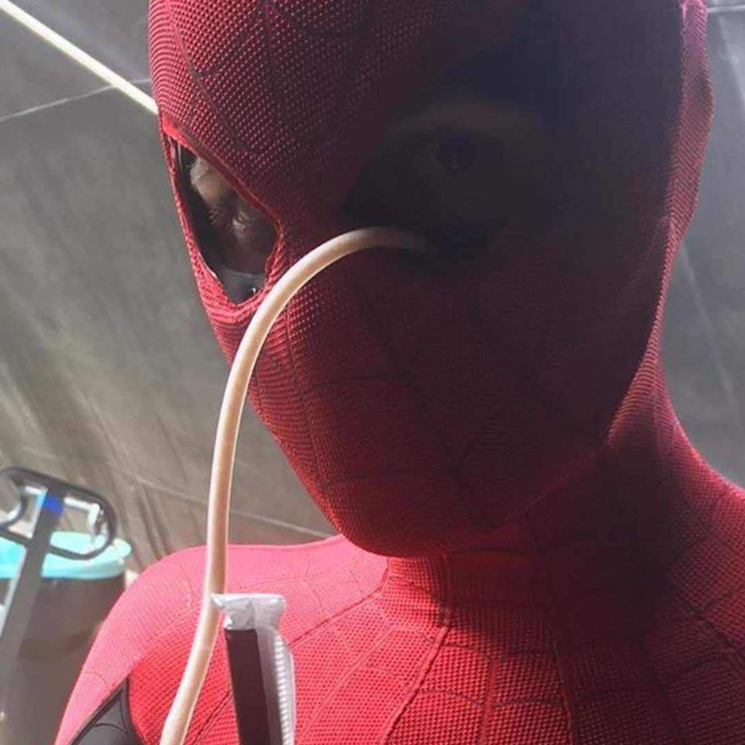 Tom Holland drinking through eyehole while he is Spider-Man : スパイダーマンに変身中は目から水分を補給していた「ファー・フロム・ホーム」撮影中のトム・ホランド ! !