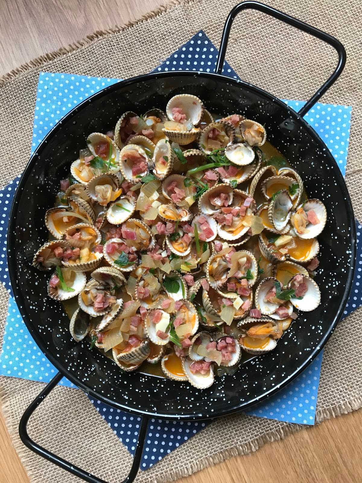 Berberechos al vino blanco con jamón