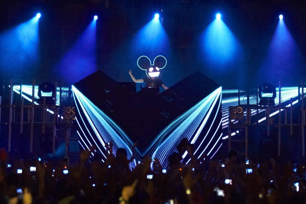 http://1.bp.blogspot.com/-DuRJdiyypWc/TddePwdsmaI/AAAAAAAAGwo/e6AGojQxZyE/s1600/deadmau5-0375.jpg