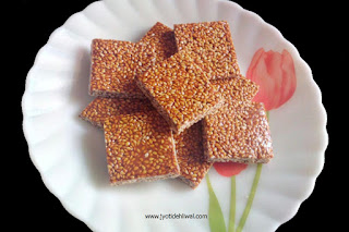 बिना चाशनी बनाइएं तिल की कुरकुरी चिक्की (crispy til chikki)