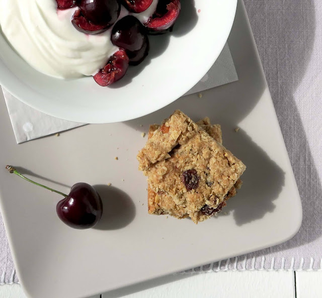 Sommerfrühstück mit Kirschen, Joghurt und Flapjack Biscuits