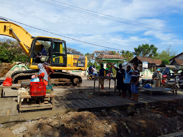 Digusur Akibat Pelebaran Jalan, Beginilah Gambaran Rintihan PKL di Situbondo Situbondo - majalahglobal.com : Salah satu pedagang lapak Pasar Kampung Kecamatan Asembagus Kabupaten Situbondo meminta kepada dinas terkait supaya lapaknya di beri tempat kembali untuk menjual barang dagangannya di pinggir jalan pasar kampung. Menurut Agus salah satu pedagang lapak di pinggir jalan yang bangunannya digusur akibat pelebaran jalan karena tanah yang ia tempati milik dinas pengairan. “Kami harap kepada pemerintah daerah, khususnya dinas terkait, saya dengan ibu Mery diberikan ijin untuk kembali menempati tanah milik pemerintah untuk berjualan karena saya dengan ibu Mery sudah bertahun-tahun menempati tempat tersebut. Saya sendiri juga bingung untuk mencari tempat kembali,” Kata Agus. Di tempat yang sama menurut petugas pengairan, ia menyarankan tidak diperbolehkan karena pembangunan pelebaran jalan masih proses pengerjaan. ”Saya tidak punya wewenang dalam hal ijin bangunan lapak,” Ujar Parjo petugas pengairan. Sementara itu salah satu anggota LSM Tamperak Taufik Hidayat menghimbau, nantinya ketika pembangunan pelebaran jalan sudah selesai, meminta supaya pemerintah daerah duduk bersama dengan pedagang lapak. “Tidak hanya salah satu penjual, tapi para pedagang kecil sepanjang jalan pelabuhan jangkar yang lapaknya terindikasi lapaknya di gusur akibat adanya pelebaran jalan, karena usaha kecil tersebut sebagai penopang salah satu ekonomi keluarga,