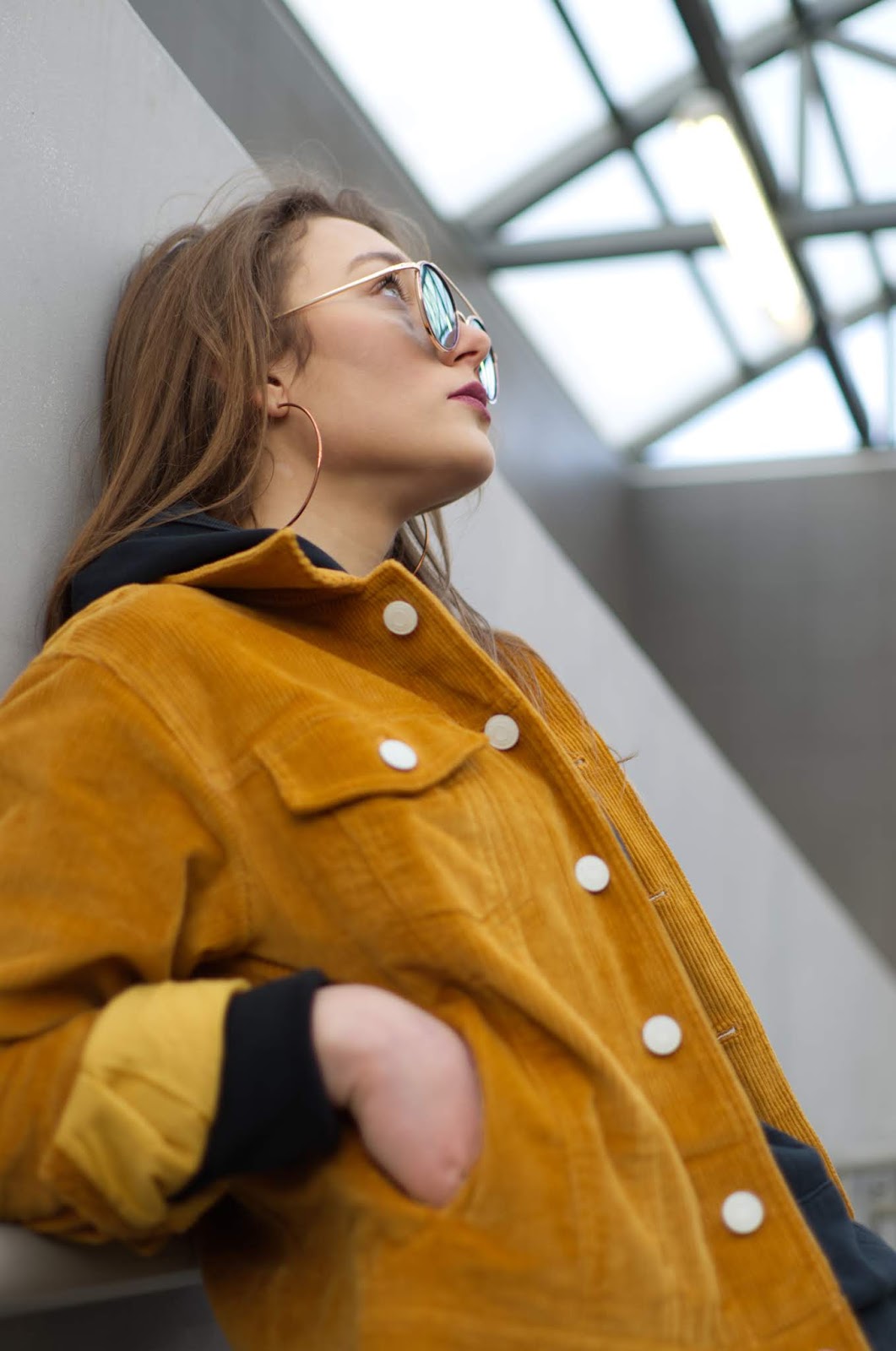 MUSTARD JACKET ALL BLACK STREET STYLE Sara's City