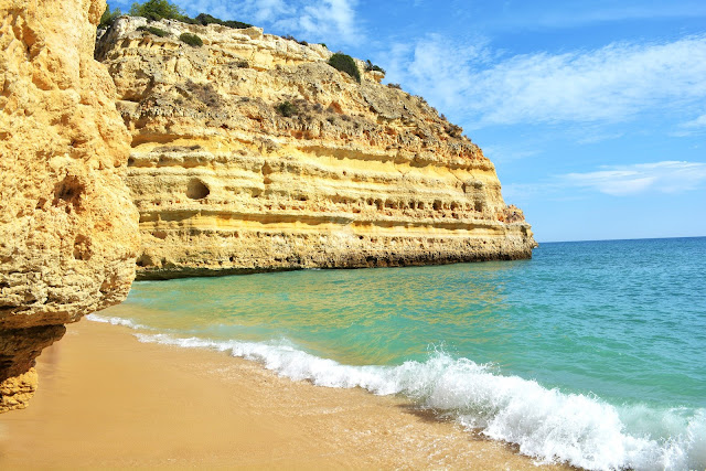 Wakacyjny urlop na południu Portugalii? Oto 3 powody, dla których warto odwiedzić klifowe wybrzeża Algarve.