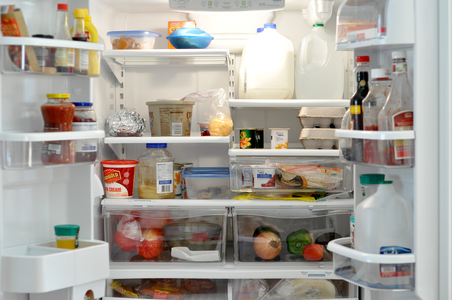 Трещины холодильнике. Холодильник с продуктами. Полка для холодильника. Продукты в холодильнике 4 полки. Покрасить полки в холодильнике.