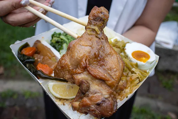 台南雞腿飯【明珠便當】南區美食|燒烤雞腿飯一出爐總被排隊的饕客們一掃而空|在地耕耘35年的便當老店只有在地人才知道|