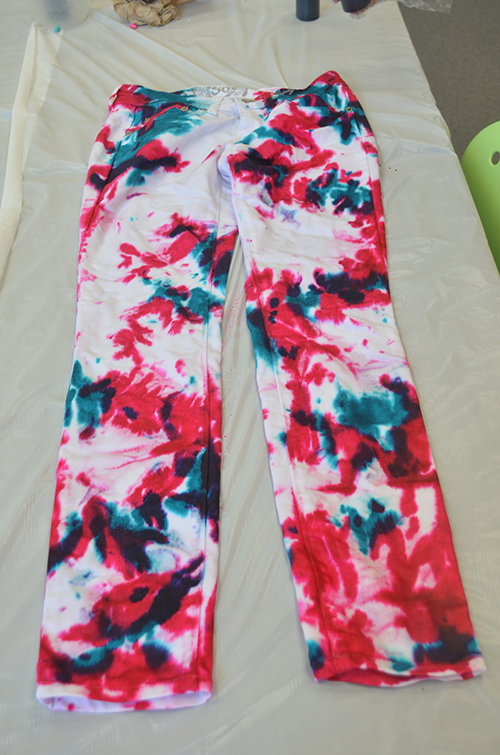 DIY Scrunch Tie-Dye Jeans | iLoveToCreate