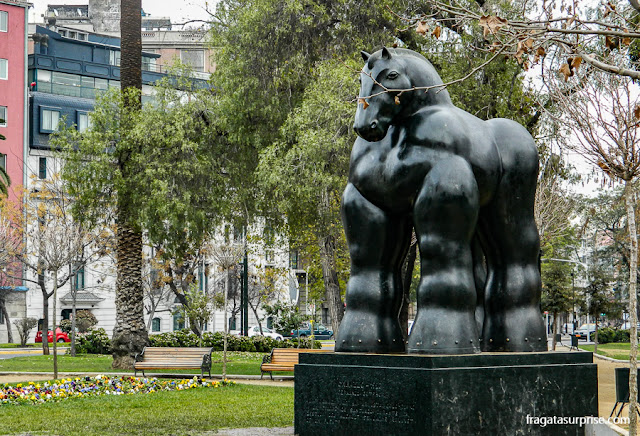 Cavalo, de Fernando Botero, em frente ao Museu de Belas Artes de Santiago