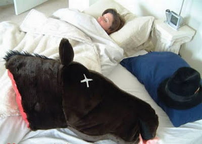 Lustige im Bett schlafen - Stress am Morgen Lustige im Bett schlafen - Stress am Morgen - Witziges Kopfkissen