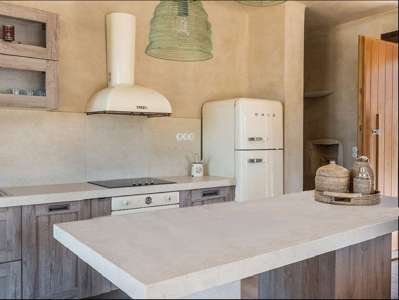 cucina con ante in legno grezzo