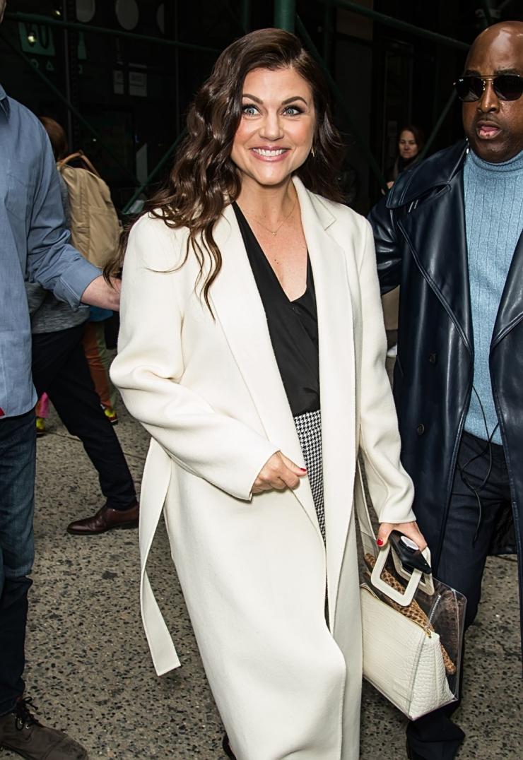 Model Tiffani Thiessen Leaves AOL Build Series - Tollywood Boost
