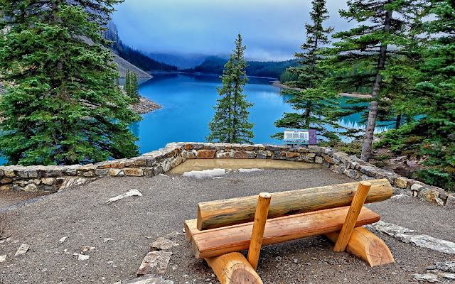 Banco de Madera en el Lago del Banff National Park Imagenes Gratis