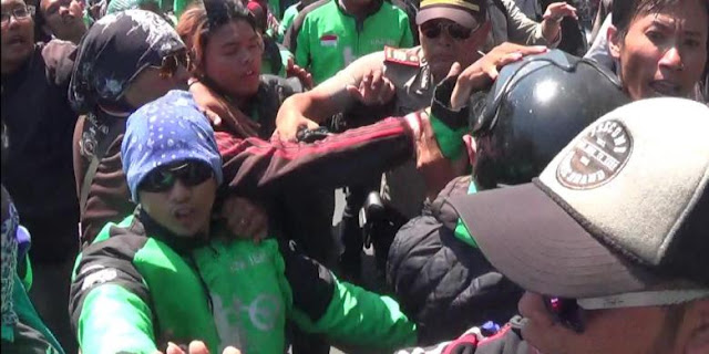 Setelah Demo Karena Tarif Diturunkan Sepihak. Ratusan Driver GO-JEK di Jakarta Demo Lagi, Ini Penyebabnya Setelah Demo Karena Tarif Diturunkan Sepihak. Ratusan Driver GO-JEK di Jakarta Demo Lagi, Ini Penyebabnya