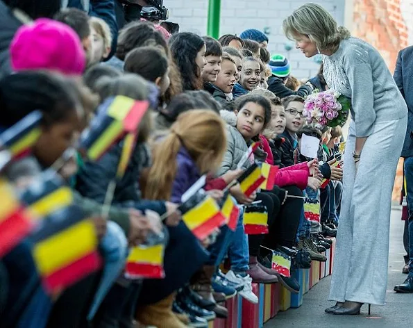 Queen Mathilde visited the De Kleine Wereld primary school in Asse for Week of Reading. Queen wore Dries Van Noten cashmere sweater