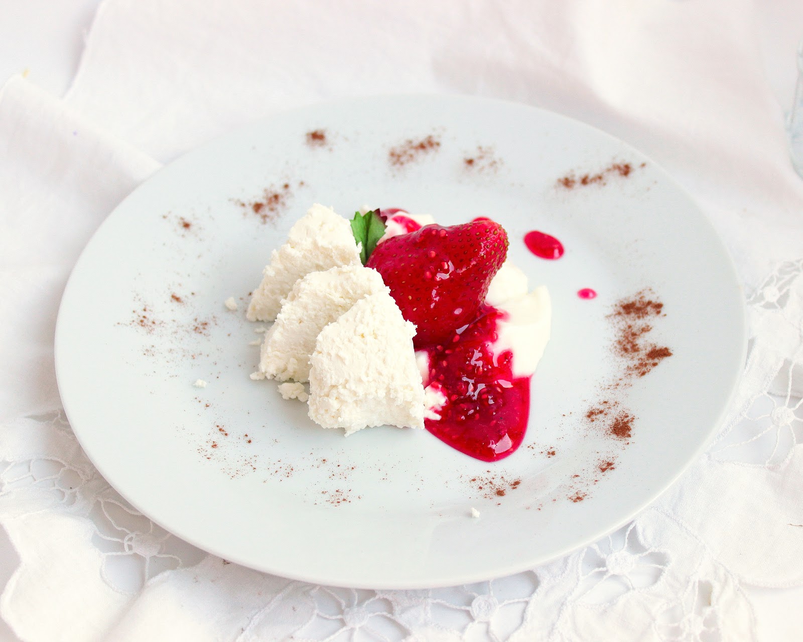 творожок домашний. борщ. клубника со сливками. со сметаной любишь. крем-фреш (creme fraiche).