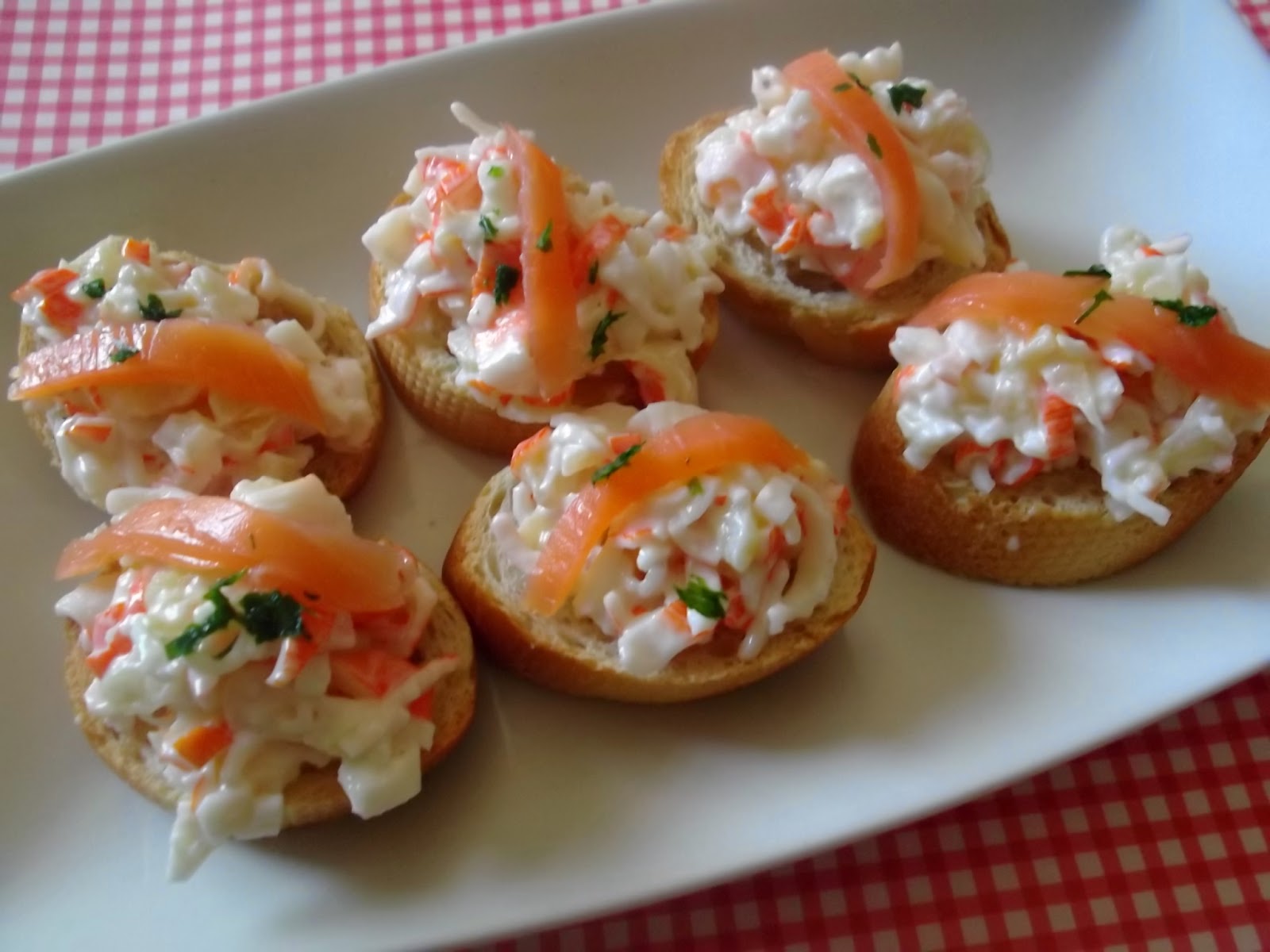 Hoy cocinamos.. Montaditos de ensaladilla de surimi con manzana y salmón