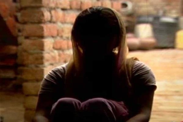 हथियार से लैस होकर दलित महिला के साथ दुष्कर्म करने पहुंचे मनचले को ग्रामीणों नें दबोचा