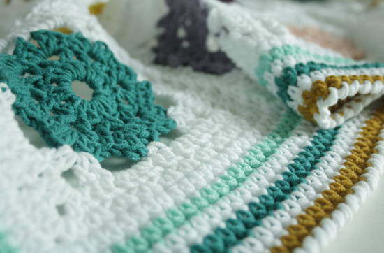 Crochet blanket, free crochet pattern: Field of Daisies Blanket | Happy in Red Crochet blanket, free crochet pattern: Field of Daisies Blanket | Happy in Red