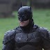 Fotos do set de "The Batman" oferecem uma visão mais detalhada do traje de Robert Pattinson