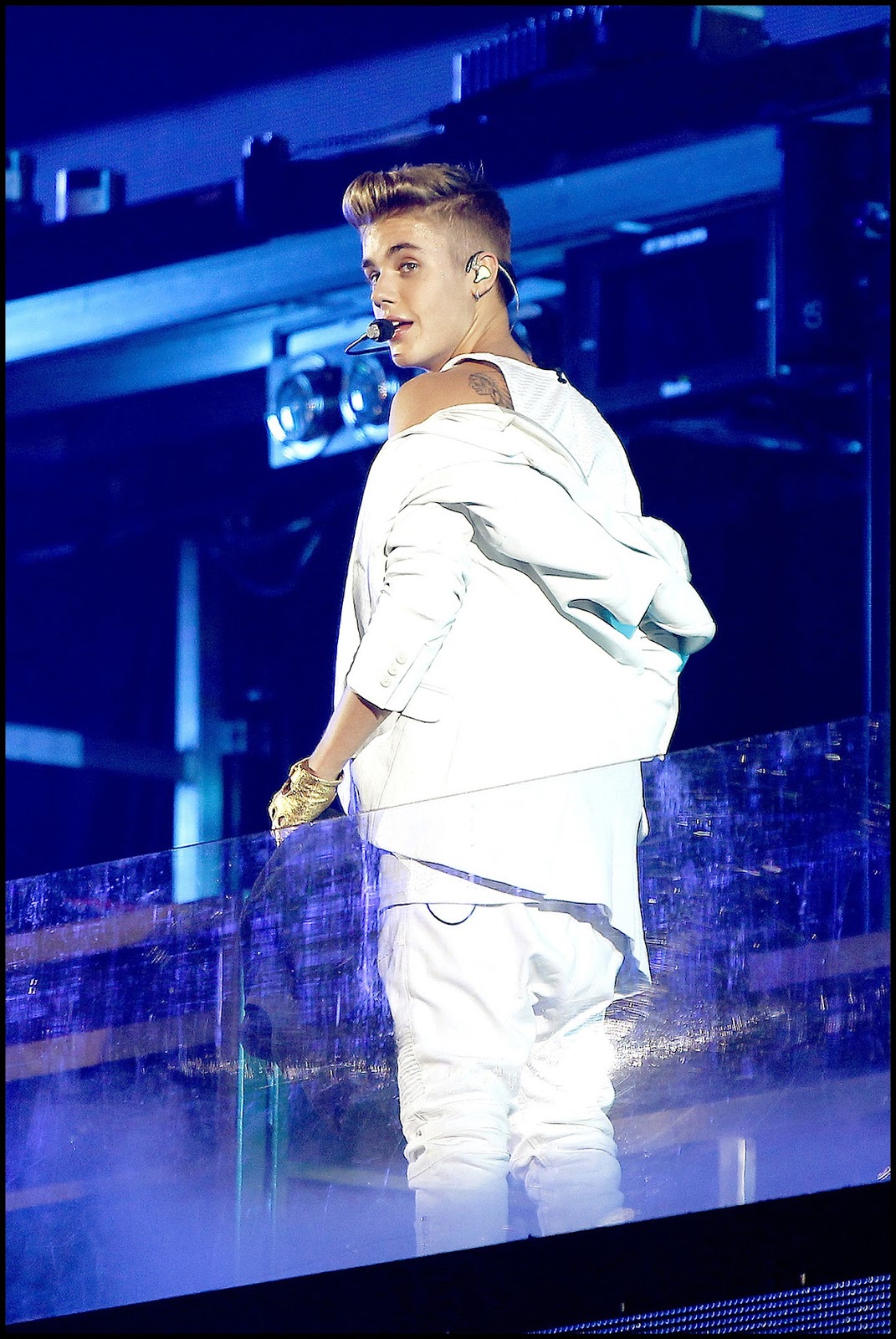 Justin Bieber Acoustic Live Justin Bieber Performing in Paris (March 19)