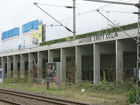 Aufschrift am S-Bahnhof Landsberger Allee. "Wasser statt Cola"