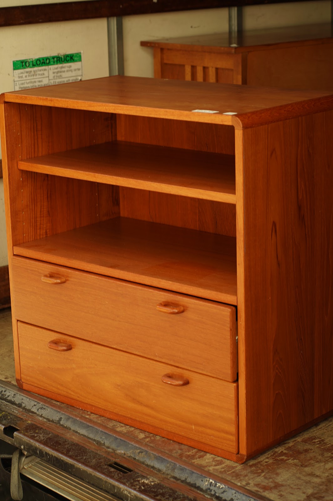 UHURU FURNITURE & COLLECTIBLES SOLD 97544,62 Teak Shelf with 2Drawer