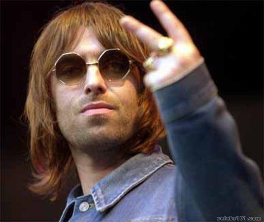 http://1.bp.blogspot.com/-Dy19sClyoUU/T2AOnCUD-BI/AAAAAAAAYZI/WWzJmUnJ3e4/s1600/liam+gallagher+v+sign.jpg