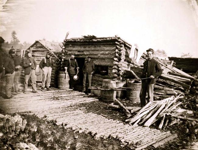 Soldados de artillería a la entradaa de la cocina del campo