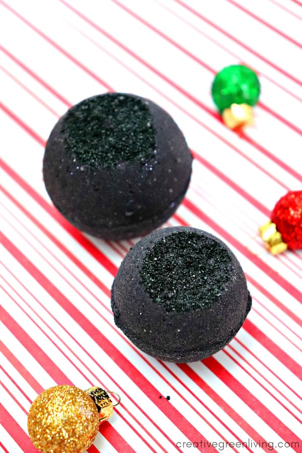 Learn how to make DIY black bath bombs with this activated charcoal bath bombr recipe! Learn how to use activated charcoal to make bath bombs and which essential oils to use to boost your the benefits to your skin. #creativegreenliving #bathbombs #DIYbath #lush #lushrecipe #lushbathbombs #DIYbathbombs #homemadebeauty #DIYbeauty #greenbeauty