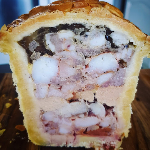Pâté en croûte terre mer, ris de veau, foie gras et langoustines