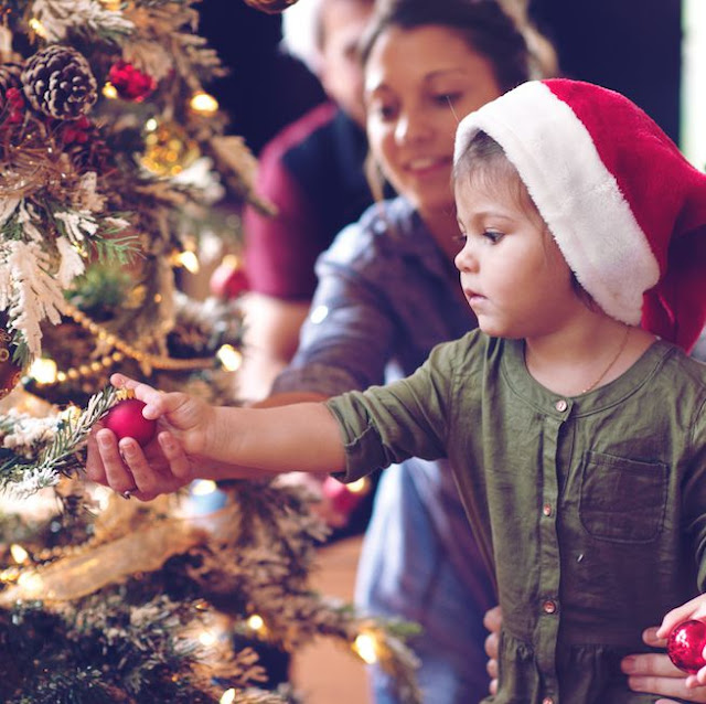 Por que nós decoramos árvores de Natal?