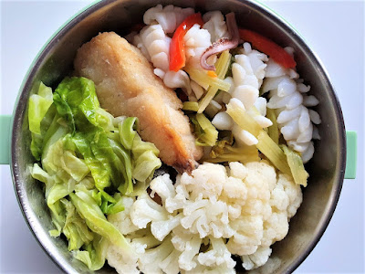 今日午餐：芹菜炒花枝、土魠魚、高麗菜、花椰菜，2021.01.26
