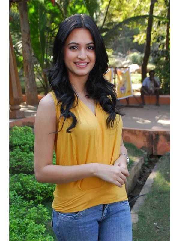 Beautiful Actress Kriti Kharbanda Latest Pics In Yellow Sleeveless Dress Actress Doodles